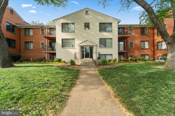 $235,000 | 125 Clubhouse Drive Southwest, Unit 11, Leesburg, VA 20175