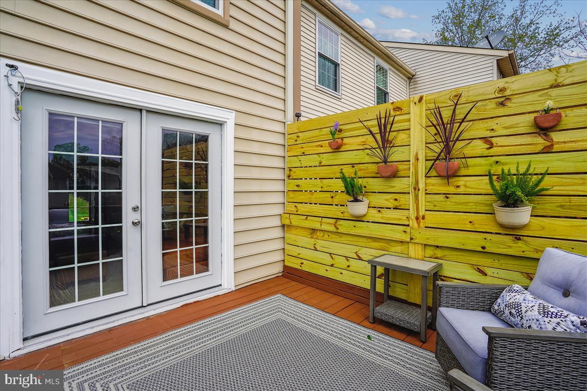 13964 Winding Ridge Lane Centreville, VA 20121 - Photo 16 of 48 Deck privacy wall
