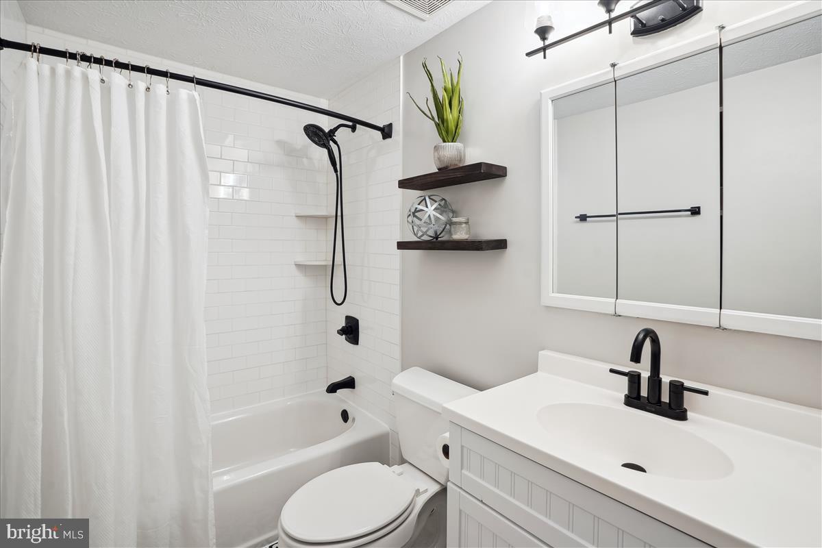 13964 Winding Ridge Lane Centreville, VA 20121 - Photo 25 of 48 Its really nice.