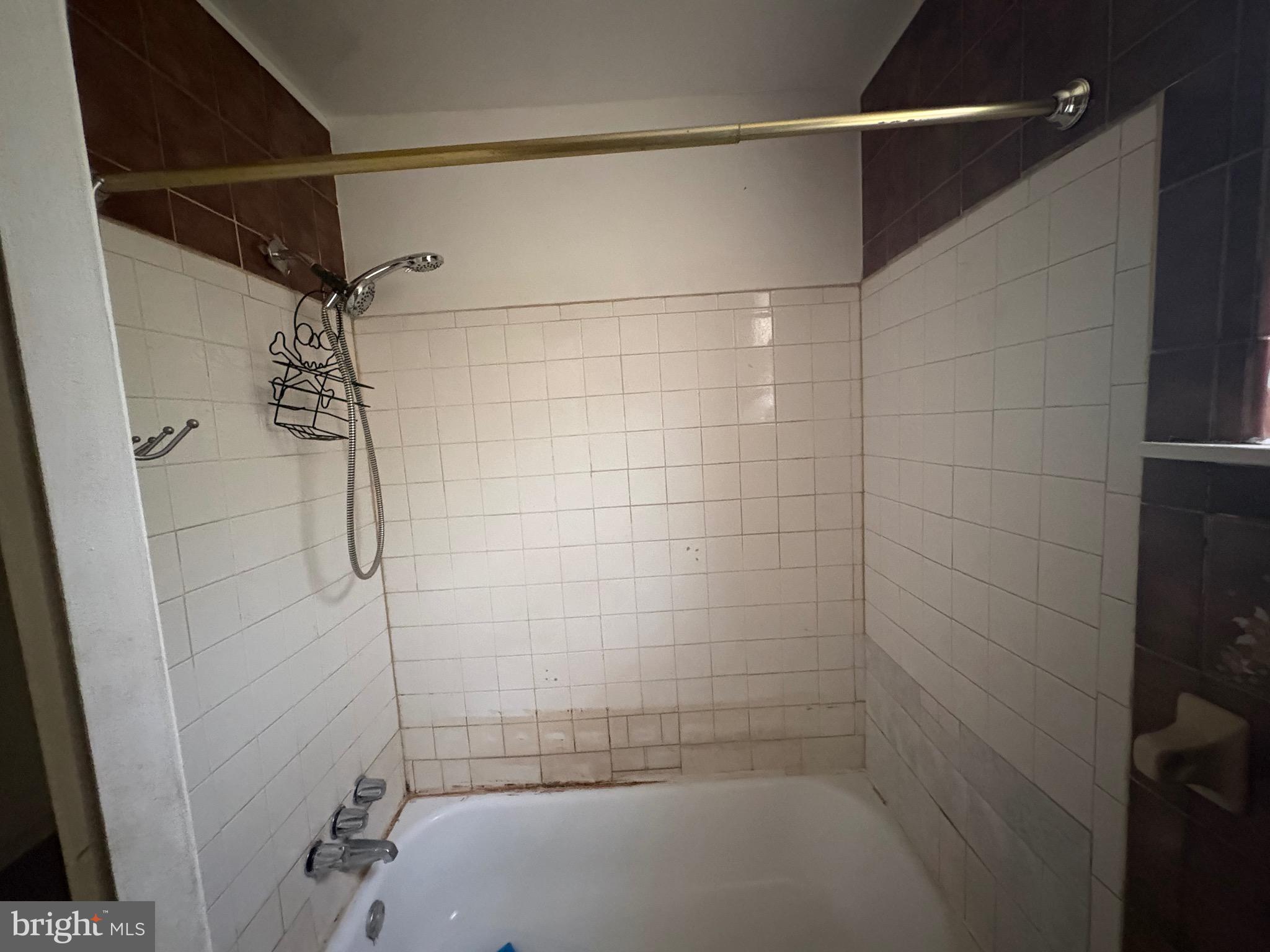 4437 North 19th Street Philadelphia, PA 19140 - Photo 8 of 16 a bathroom with a shower