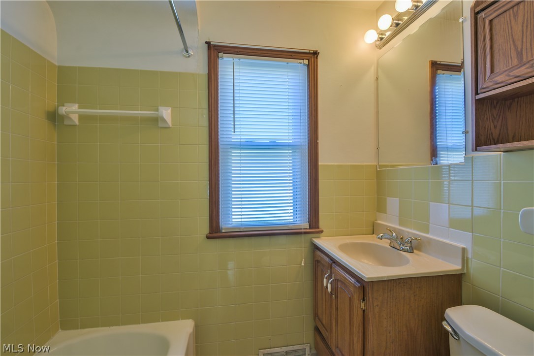 15711 Corkhill Road Maple Heights, OH 44137 - Photo 6 of 17 Gallery Image 6