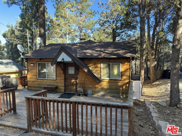 a view of house with a yard