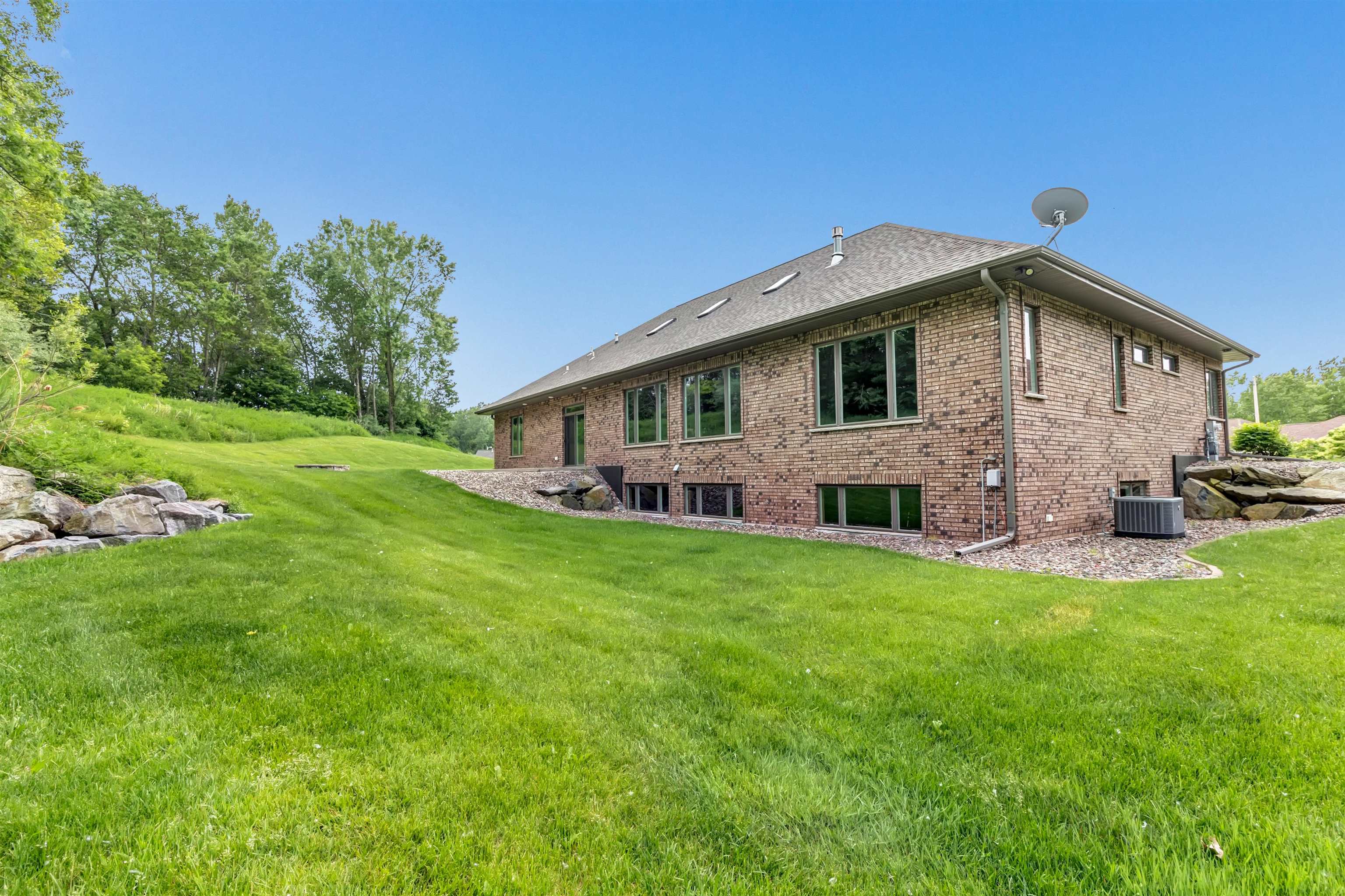 272 Lost Ridge Court Green Bay, WI 54302 - Photo 4 of 32