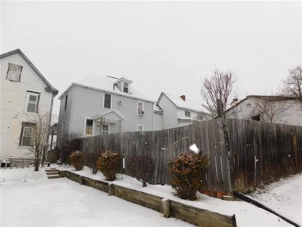 a view of a house with a backyard
