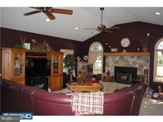 368 Mansfield Road East Columbus, NJ 08022 - Photo 3 of 12 Living Room