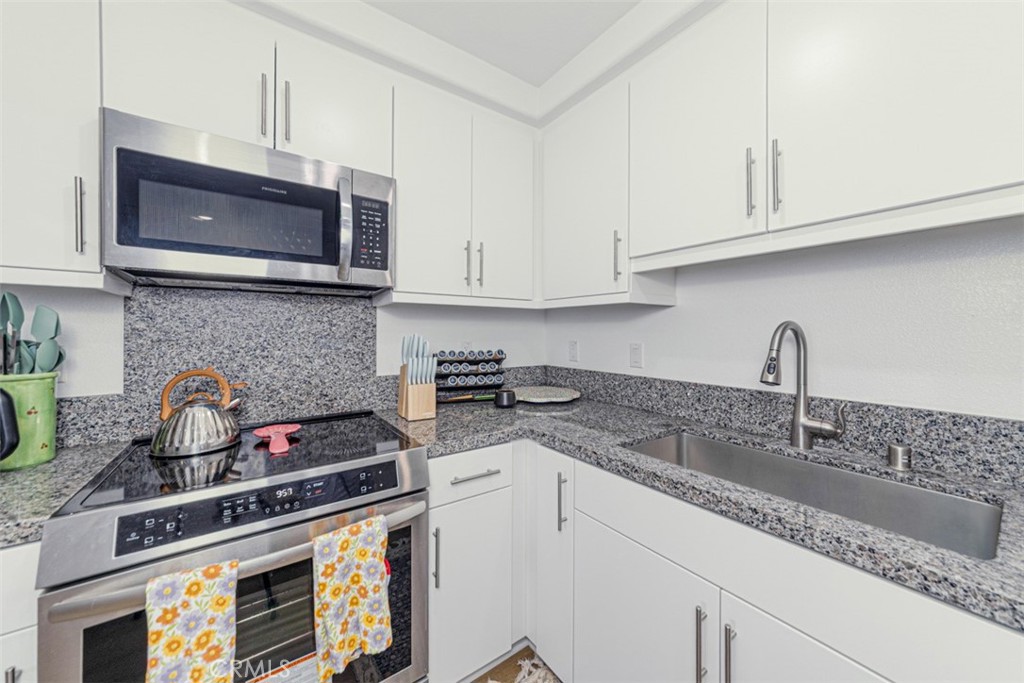 7395 Olive Grv Street Riverside, CA 92507 - Photo 11 of 18 Kitchen with stainless steel farm-style sink.