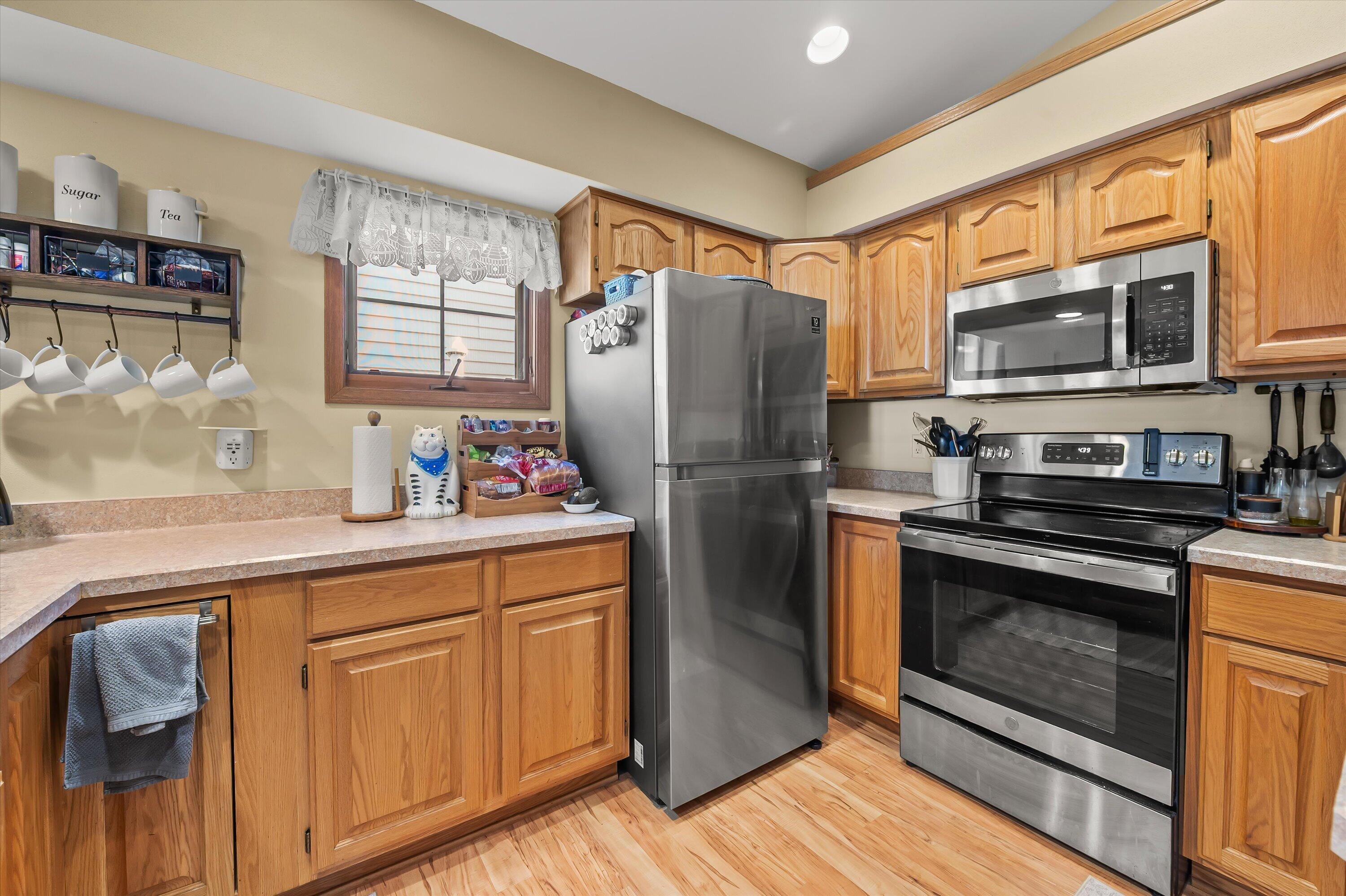 2264A Circle Ridge, Unit D Delafield, WI 53018 - Photo 5 of 12 Kitchen