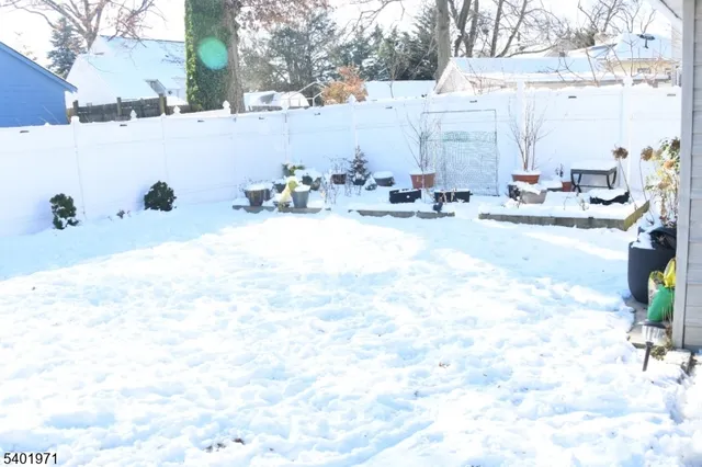 a view of back yard of the house