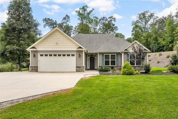 $642,000 | 6 Silverbush Lane, Marietta, SC 29661
