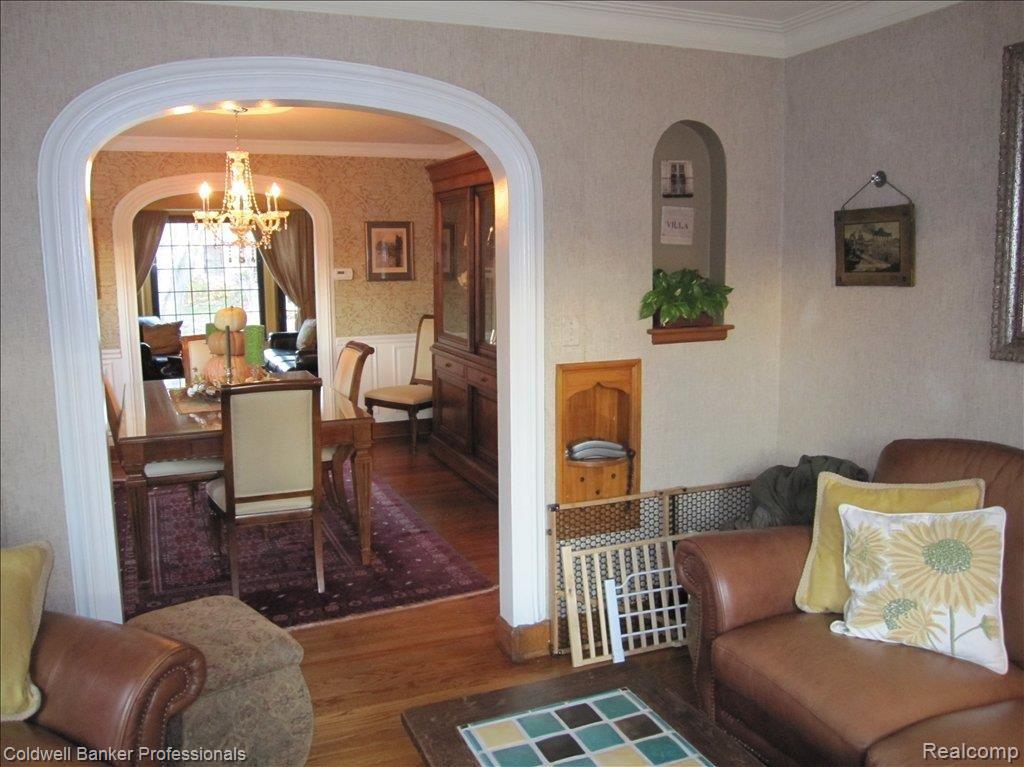 339 Merriweather Road Grosse Pointe, MI 48236 - Photo 11 of 25 F. Room with Archway to D. Room