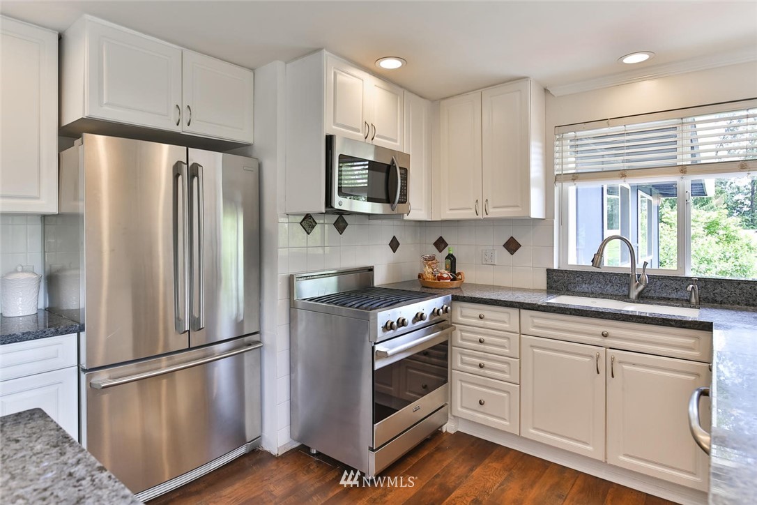 10812 Northeast 154th Place Bothell, WA 98011 - Photo 11 of 25 Gallery Image 11