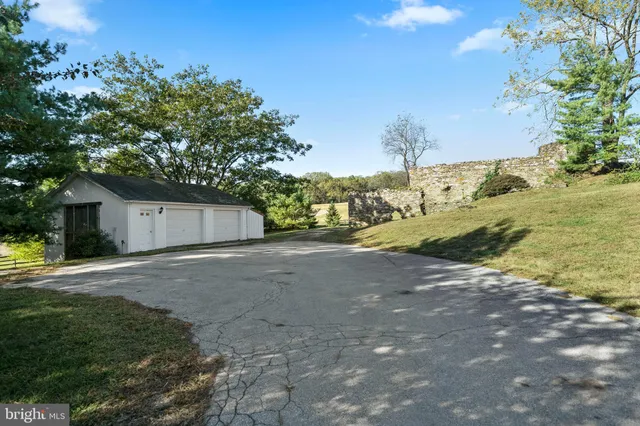 a view of a back yard of the house