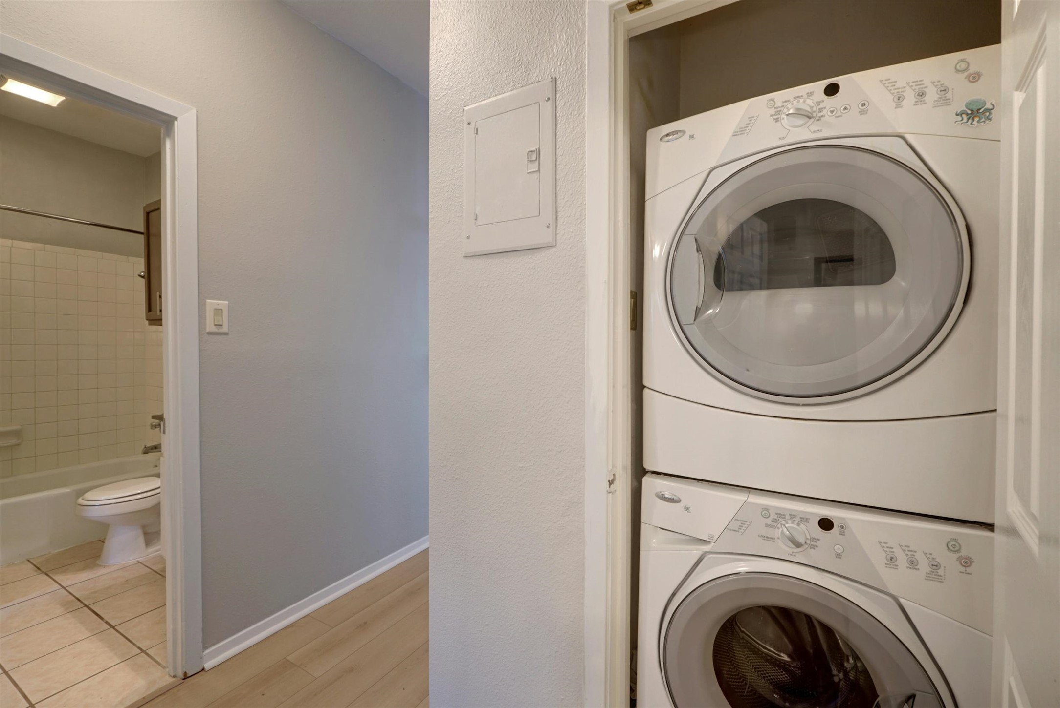908 Poplar Street, Unit 103 Austin, TX 78705 - Photo 15 of 16 a utility room with dryer and washer
