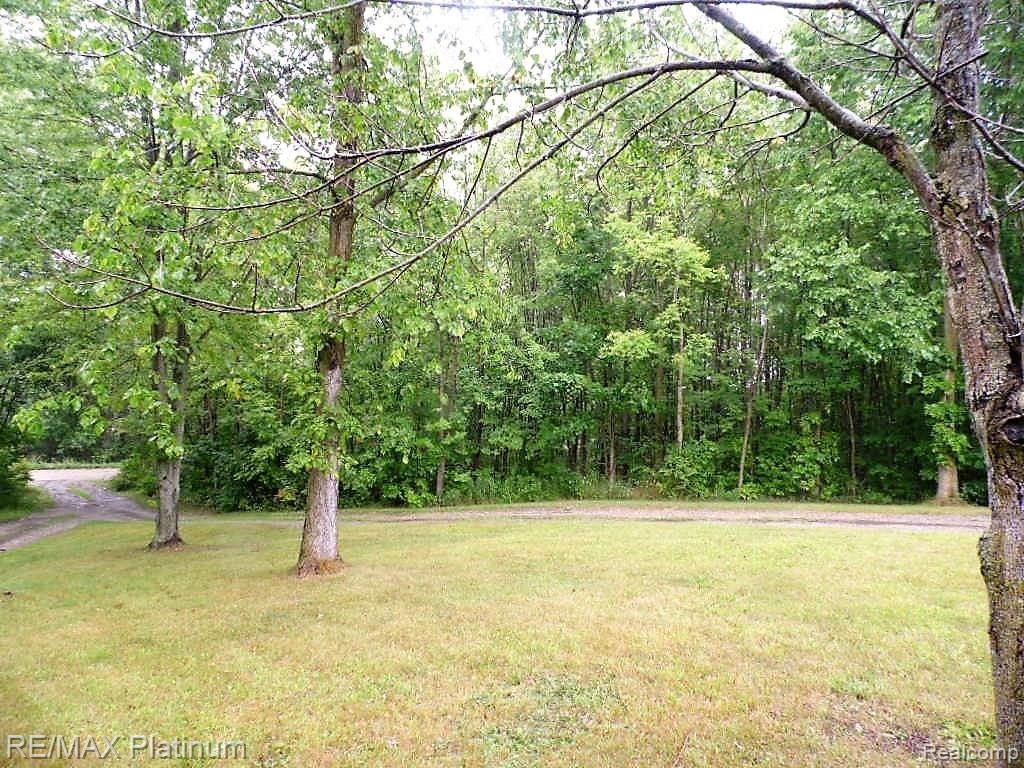 10414 Faussett Road Fenton, MI 48430 - Photo 17 of 28 Front Yard