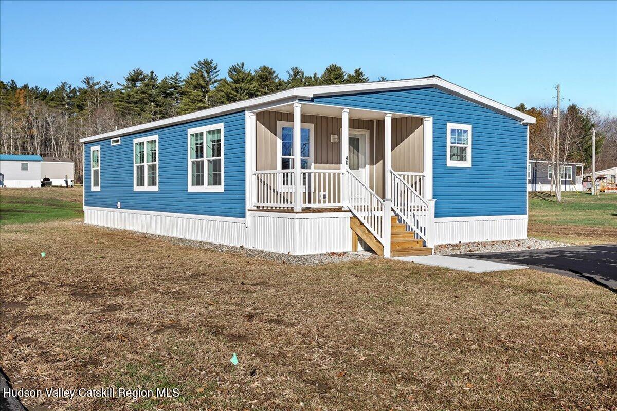 a view of a house with backyard and trees