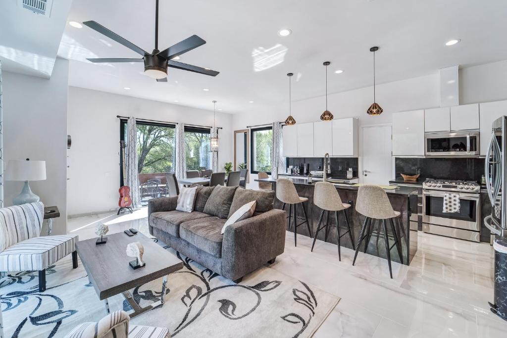 1409 East M. Franklin Avenue, Unit B Austin, TX 78721 - Photo 10 of 40 a living room with furniture kitchen view and a chandelier