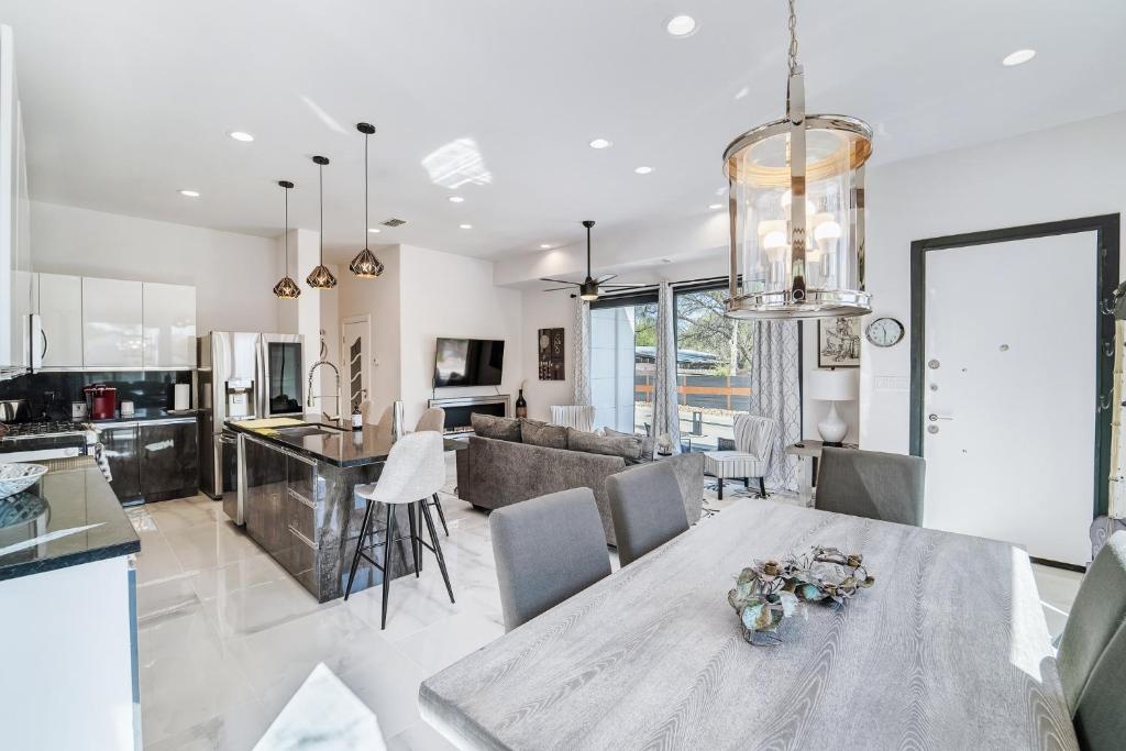 1409 East M. Franklin Avenue, Unit B Austin, TX 78721 - Photo 11 of 40 a living room with furniture kitchen area and a chandelier