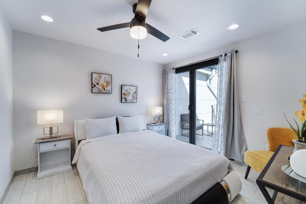 1409 East M. Franklin Avenue, Unit B Austin, TX 78721 - Photo 15 of 40 a bedroom with a bed and a chair