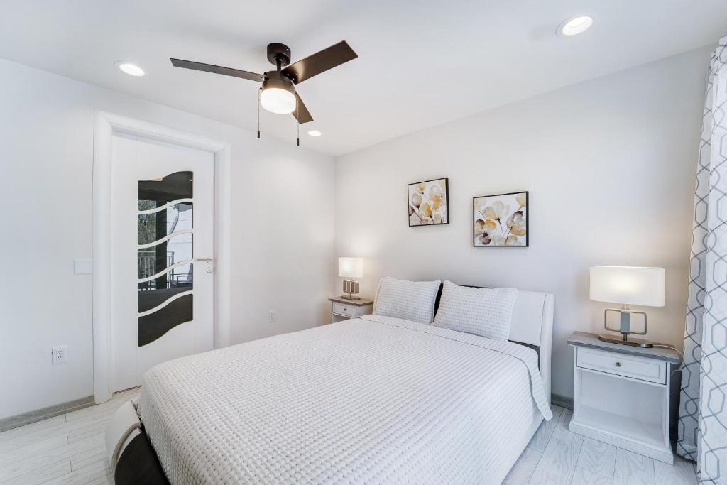 1409 East M. Franklin Avenue, Unit B Austin, TX 78721 - Photo 19 of 40 a bedroom with a bed and a lamp