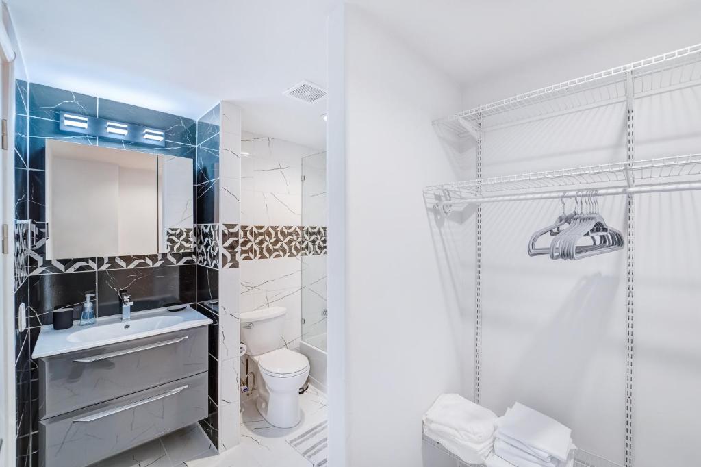 1409 East M. Franklin Avenue, Unit B Austin, TX 78721 - Photo 20 of 40 a bathroom with a sink vanity mirror and toilet