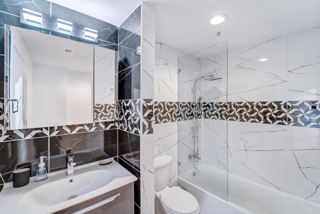 1409 East M. Franklin Avenue, Unit B Austin, TX 78721 - Photo 21 of 40 a bathroom with a sink toilet and shower