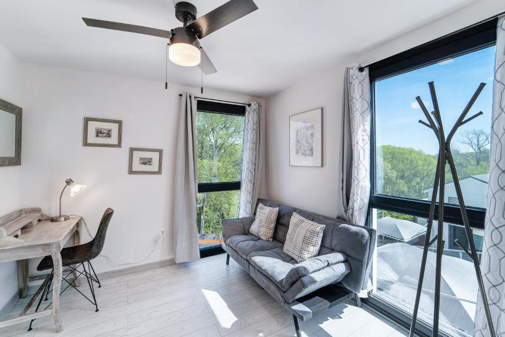 1409 East M. Franklin Avenue, Unit B Austin, TX 78721 - Photo 22 of 40 a living room with furniture and a large window