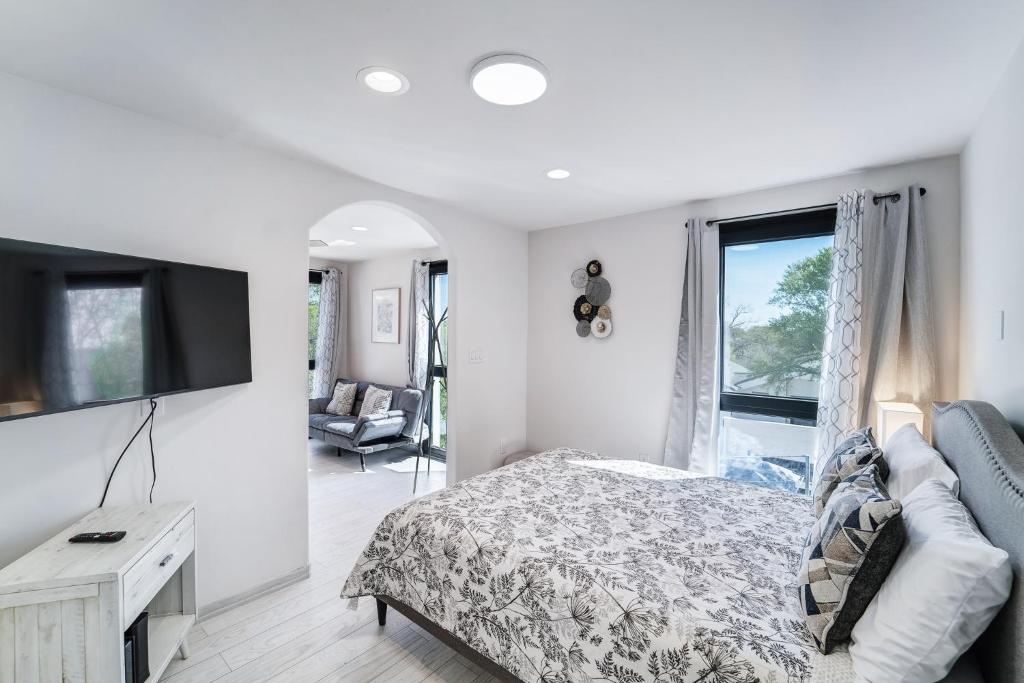 1409 East M. Franklin Avenue, Unit B Austin, TX 78721 - Photo 26 of 40 a bedroom with a bed a table and chair