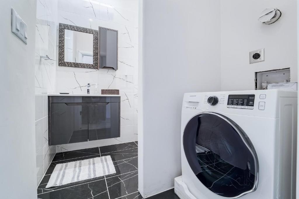 1409 East M. Franklin Avenue, Unit B Austin, TX 78721 - Photo 27 of 40 a bathroom with a toilet and a sink