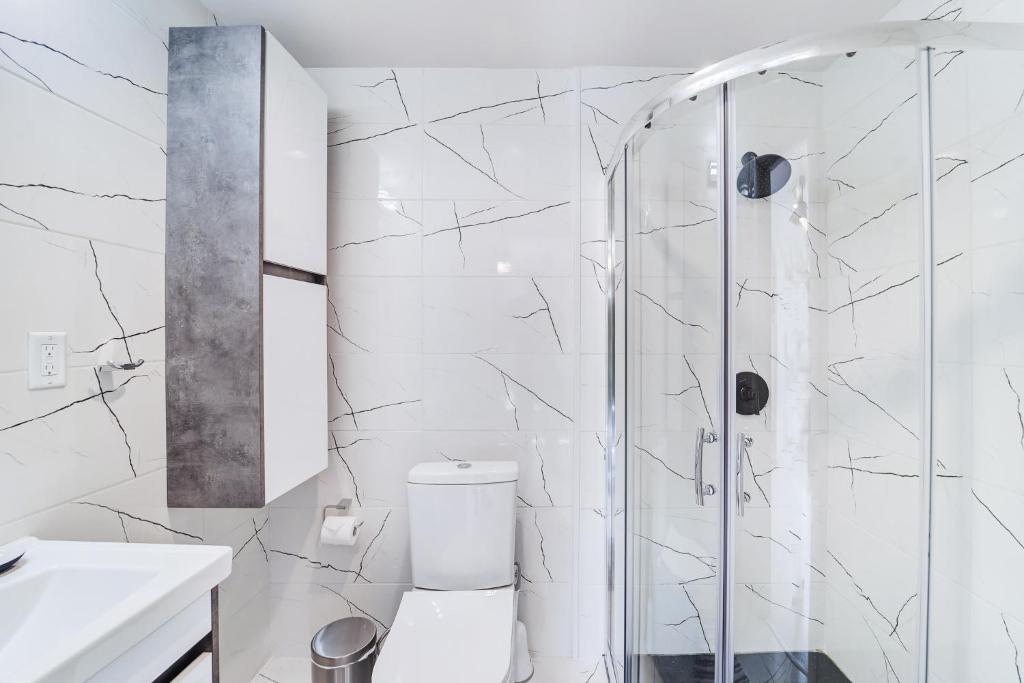 1409 East M. Franklin Avenue, Unit B Austin, TX 78721 - Photo 29 of 40 a bathroom with a toilet and shower