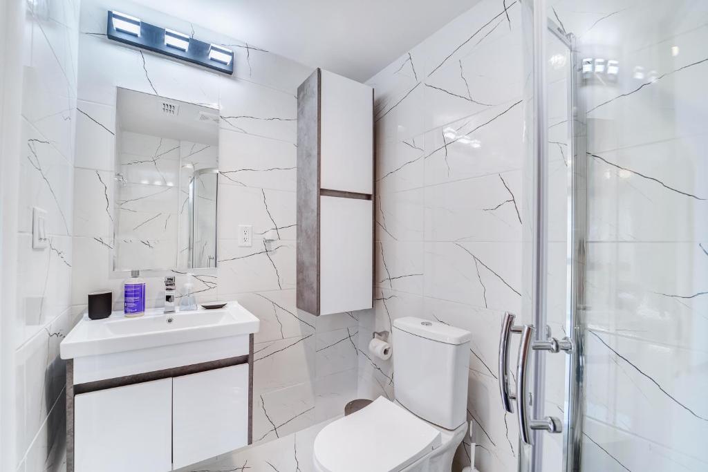 1409 East M. Franklin Avenue, Unit B Austin, TX 78721 - Photo 30 of 40 a bathroom with a sink toilet and shower