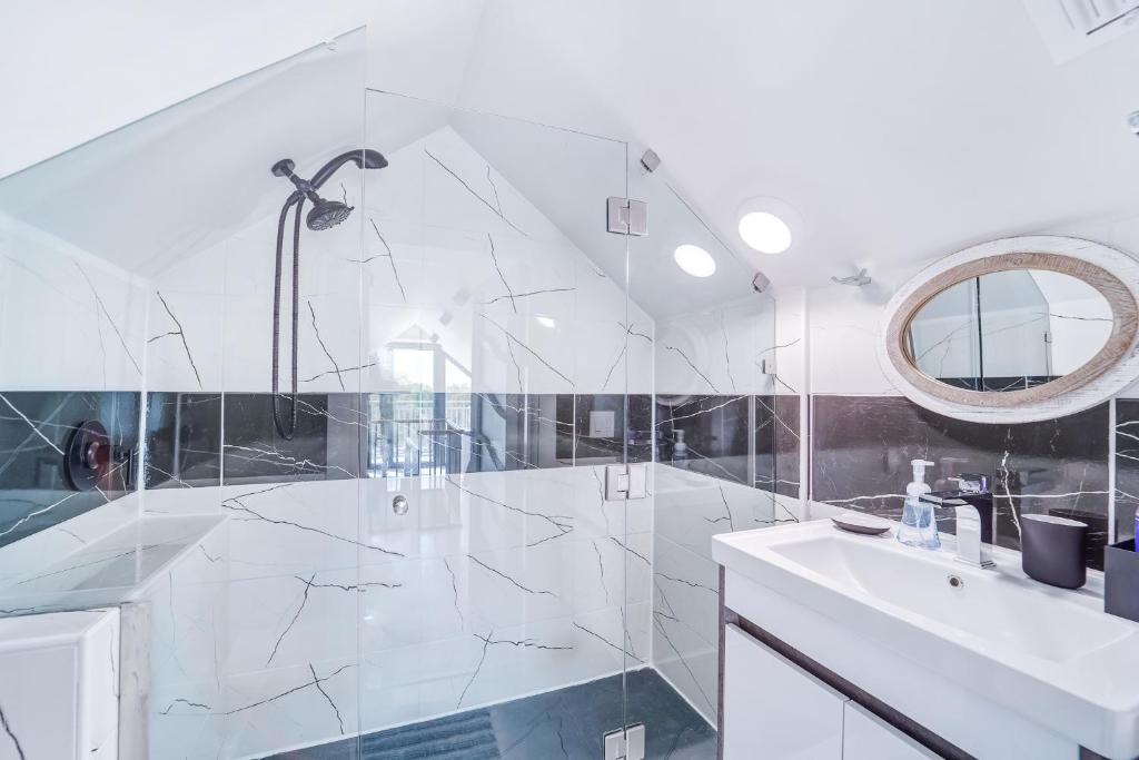 1409 East M. Franklin Avenue, Unit B Austin, TX 78721 - Photo 33 of 40 a bathroom with a sink a vanity and a mirror