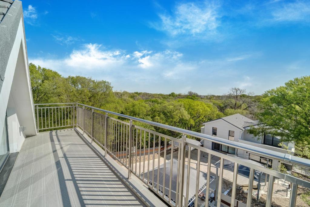 1409 East M. Franklin Avenue, Unit B Austin, TX 78721 - Photo 37 of 40 a view of a balcony with wooden fence