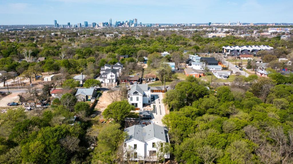 1409 East M. Franklin Avenue, Unit B Austin, TX 78721 - Photo 39 of 40 an aerial view of a city