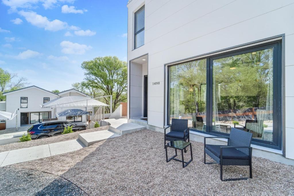1409 East M. Franklin Avenue, Unit B Austin, TX 78721 - Photo 6 of 40 a living room with furniture and a large window