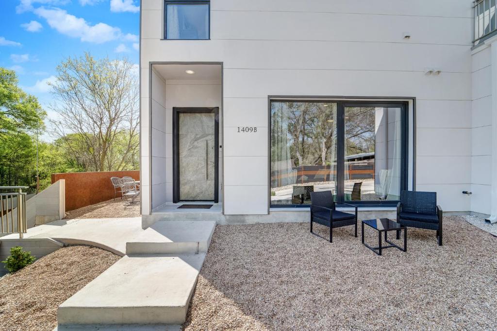 1409 East M. Franklin Avenue, Unit B Austin, TX 78721 - Photo 7 of 40 a outdoor living space with furniture and a window