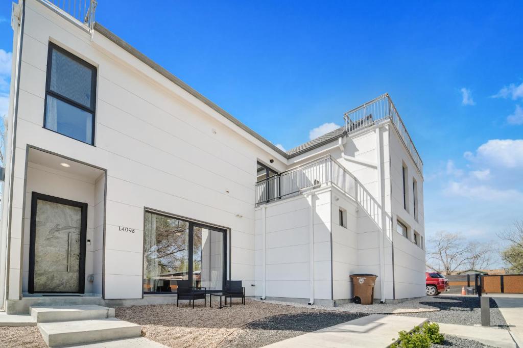 1409 East M. Franklin Avenue, Unit B Austin, TX 78721 - Photo 8 of 40 a view of a house with a street