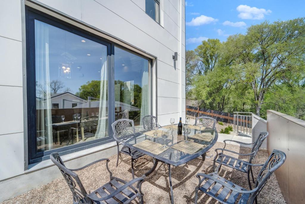 1409 East M. Franklin Avenue, Unit B Austin, TX 78721 - Photo 9 of 40 a view of an outdoor seating area