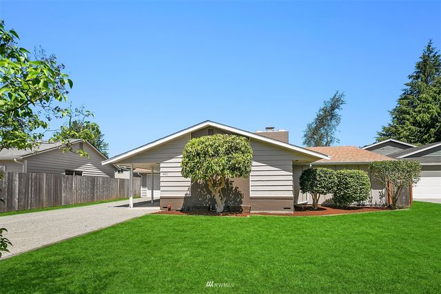 a view of a house with backyard and a garden