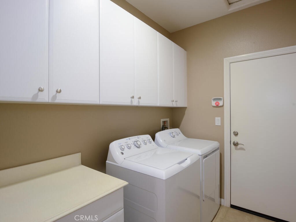128 Lopez Way Hemet, CA 92545 - Photo 15 of 36 a utility room with dryer and washer