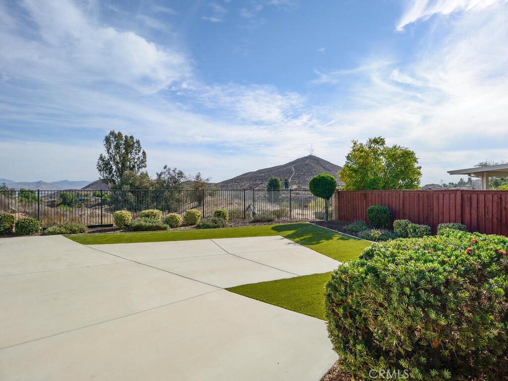 128 Lopez Way Hemet, CA 92545 - Photo 21 of 36 a view of a backyard