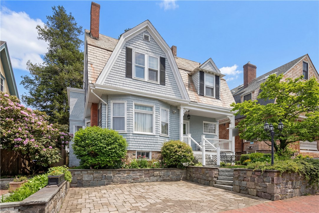 Charming 3 Level Victorian Close to town and shops
