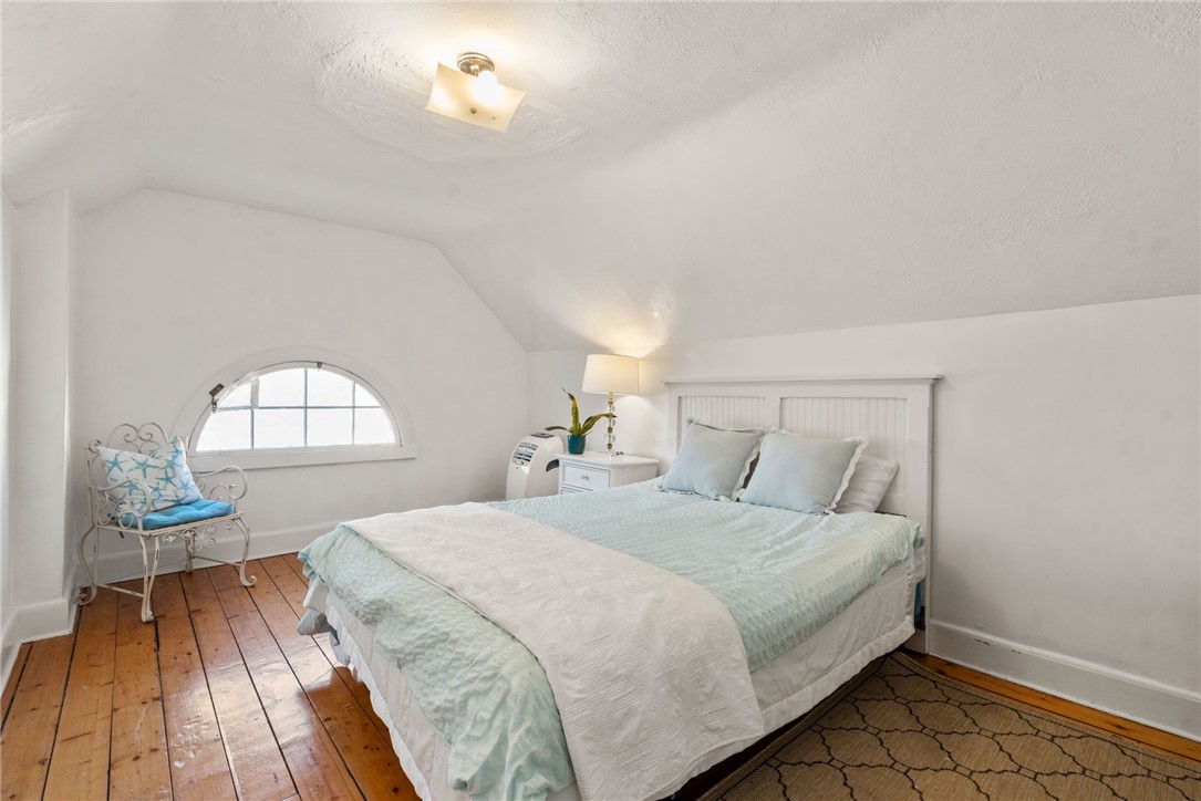 34 Bull Street Newport, RI 02840 - Photo 14 of 23 Large bedroom on third floor
