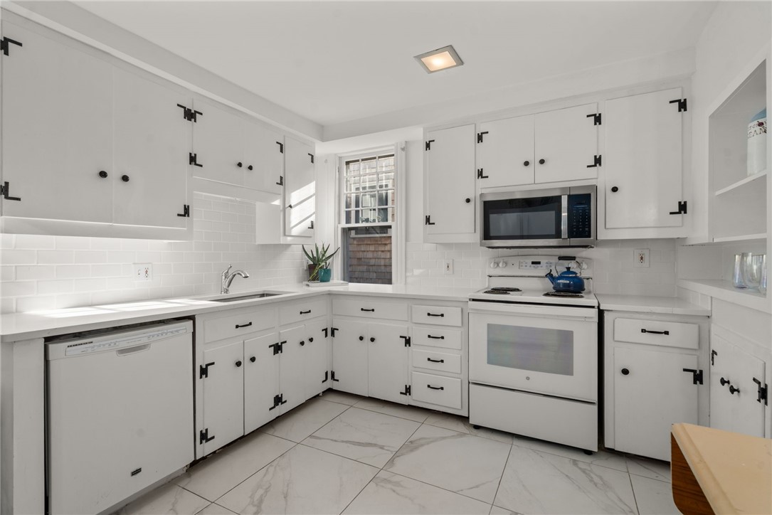34 Bull Street Newport, RI 02840 - Photo 6 of 23 Quartz counters and an eat in spot