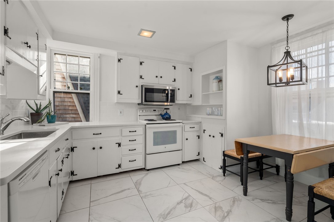 34 Bull Street Newport, RI 02840 - Photo 7 of 23 Fully stocked kitchen