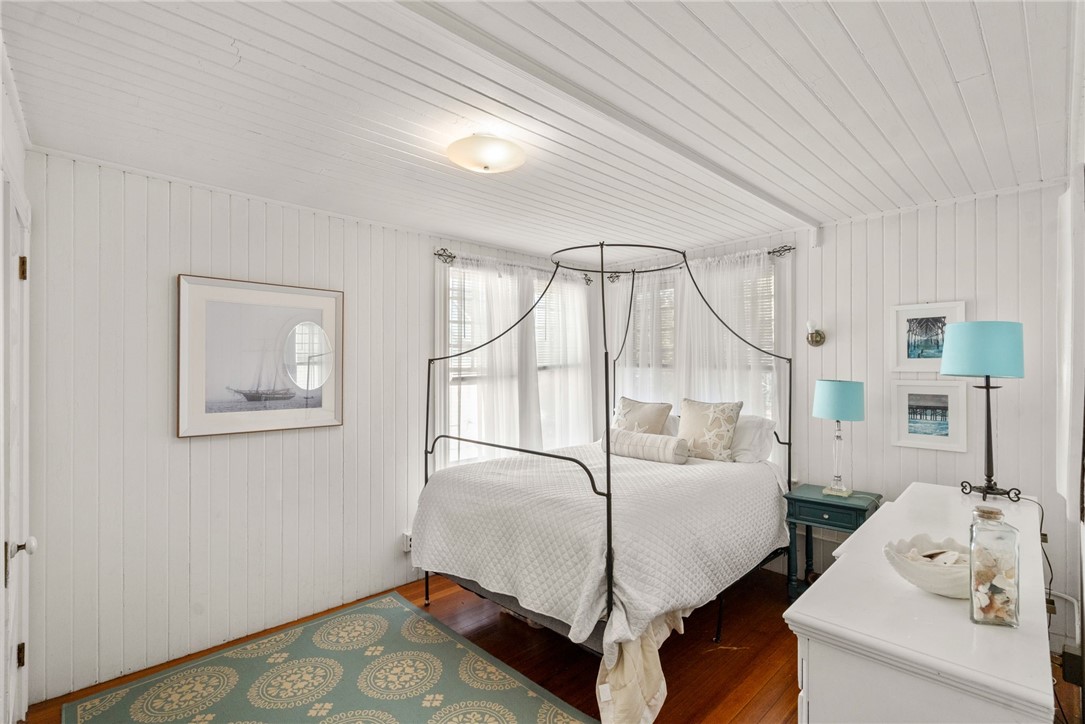 34 Bull Street Newport, RI 02840 - Photo 9 of 23 Romantic bedroom