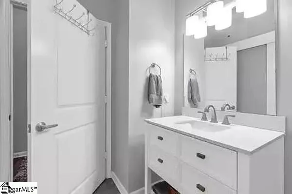 $1,800 | 100 East Washington Street, Unit 27, Greenville, SC 29601