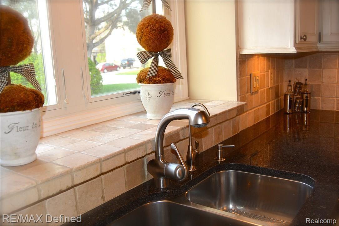 1216 Bembridge Drive Rochester, MI 48307 - Photo 7 of 46 DSC_1297.JPG