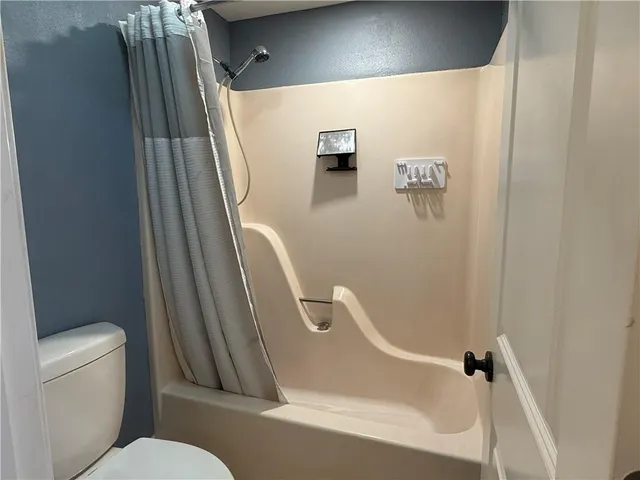 $2,400 | 3305 Whisper Lane, Gretna, LA 70056