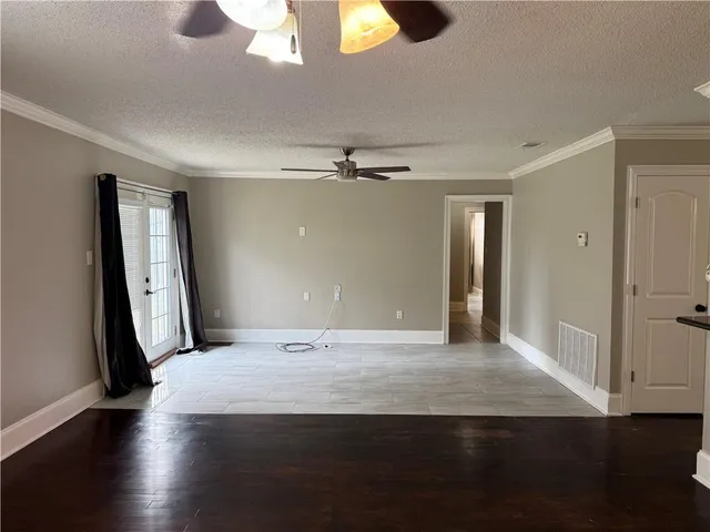 $2,400 | 3305 Whisper Lane, Gretna, LA 70056