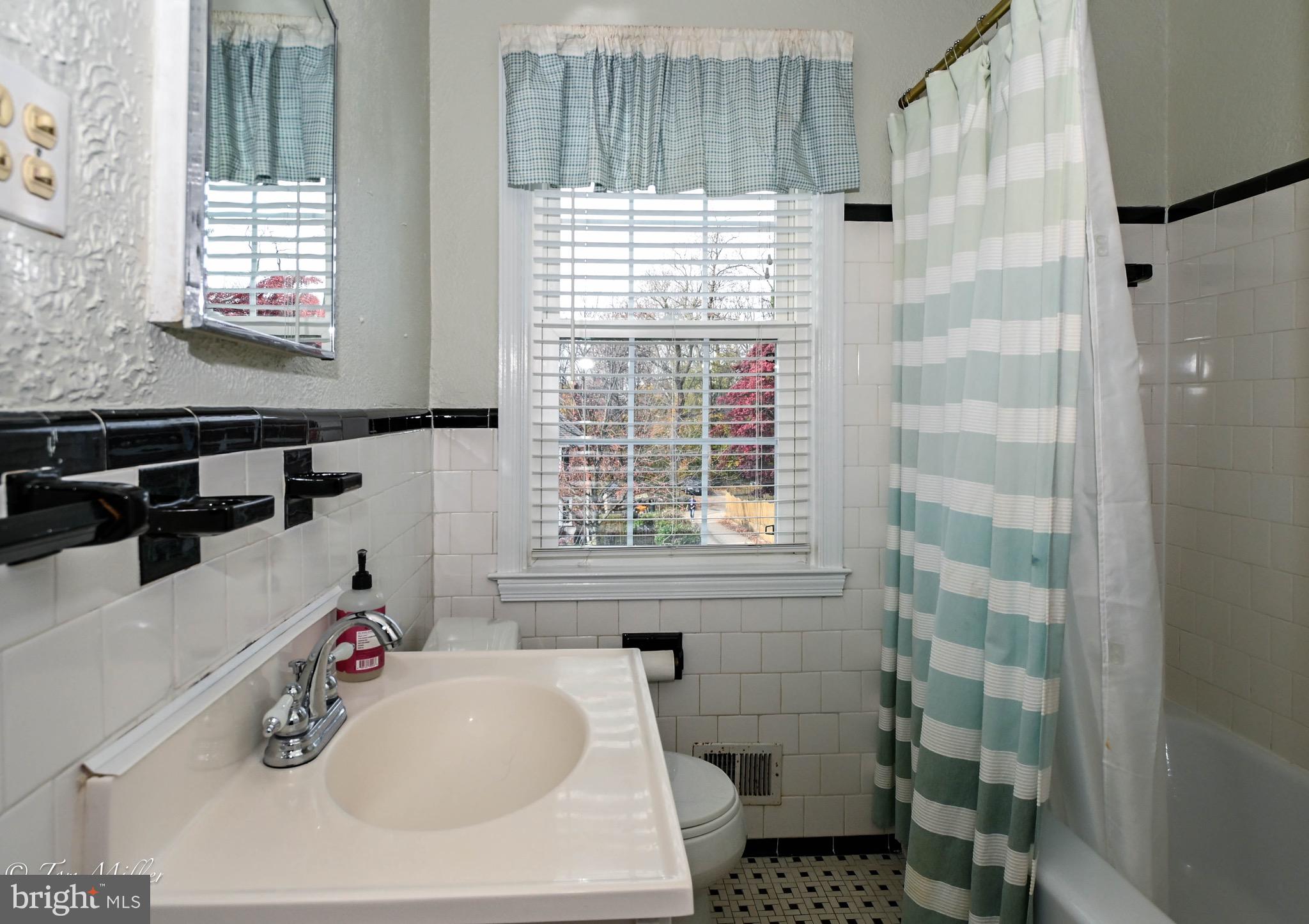 127 Stanmore Road Baltimore, MD 21212 - Photo 13 of 37 UL FullBathroom w/ Traditional Touches & NEW Light